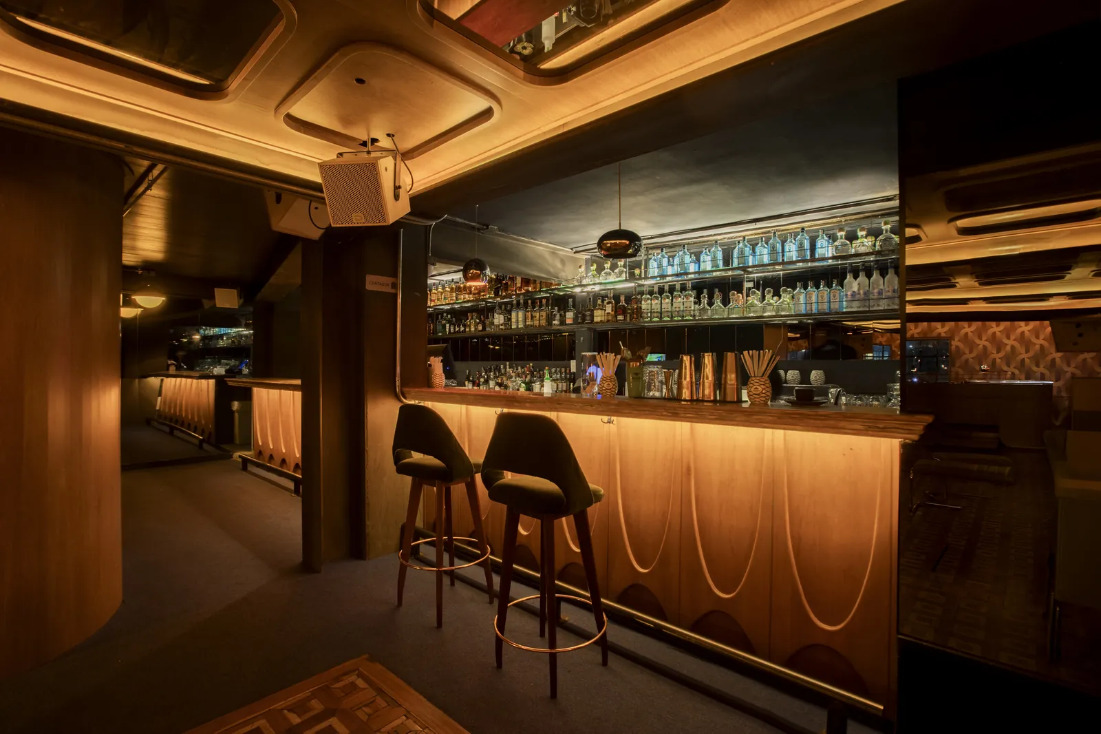 Barra de Collector's Lounge con botellero retroiluminado