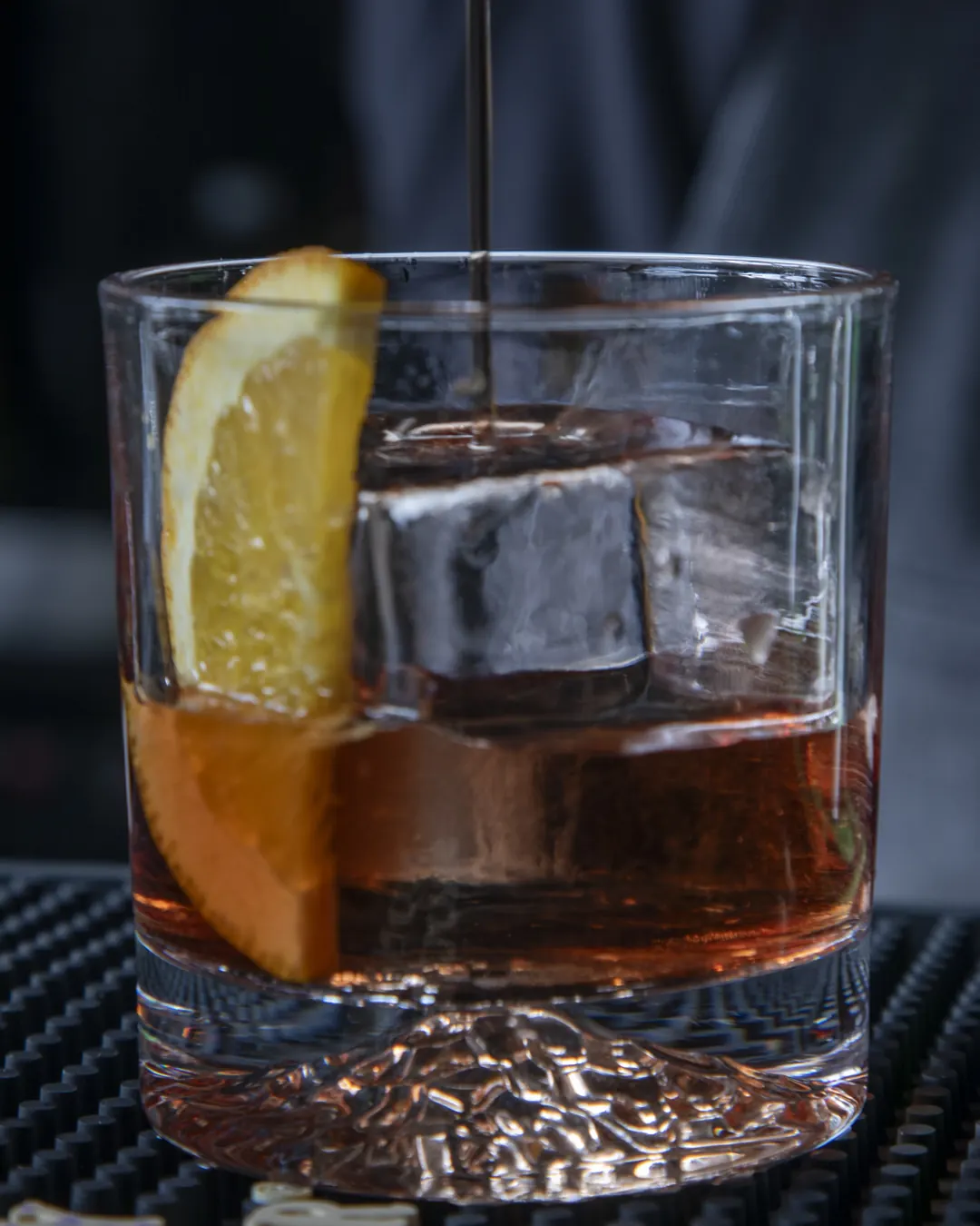 Cóctel old fashioned en vertido