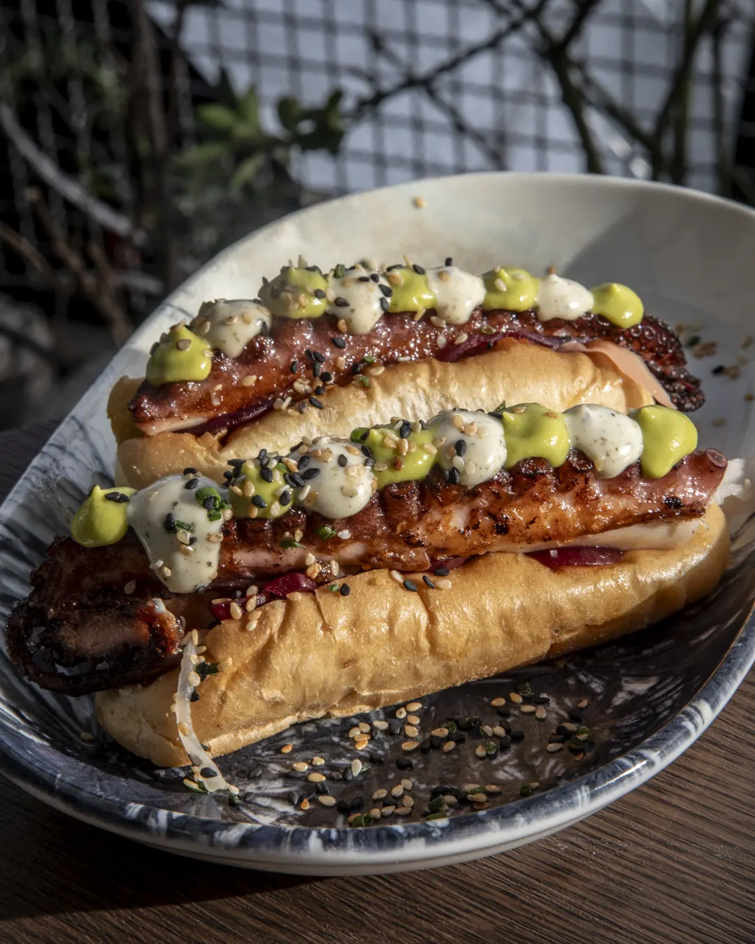 Hot dog de panceta con guisantes wasabi