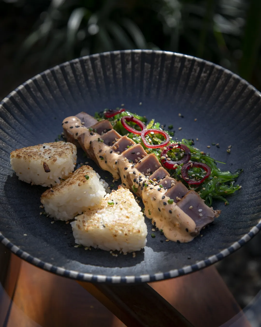 Tataki de atún con onigiris