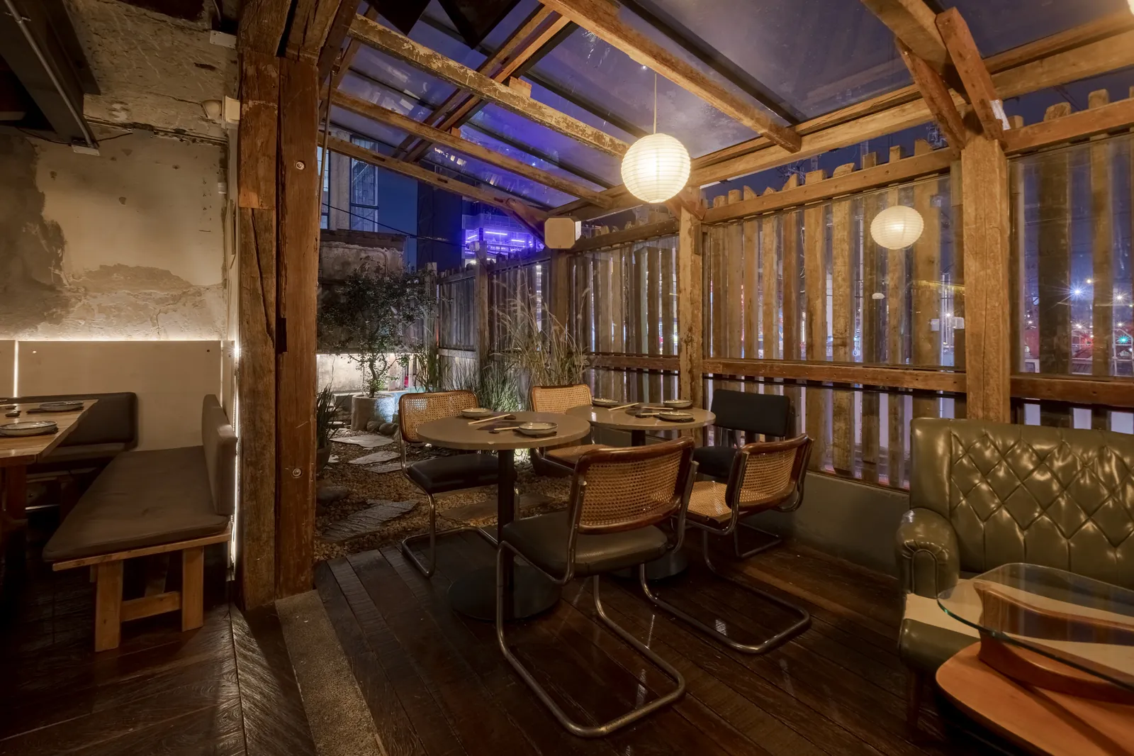 Terraza cubierta de Izakaya con farolillos de papel
