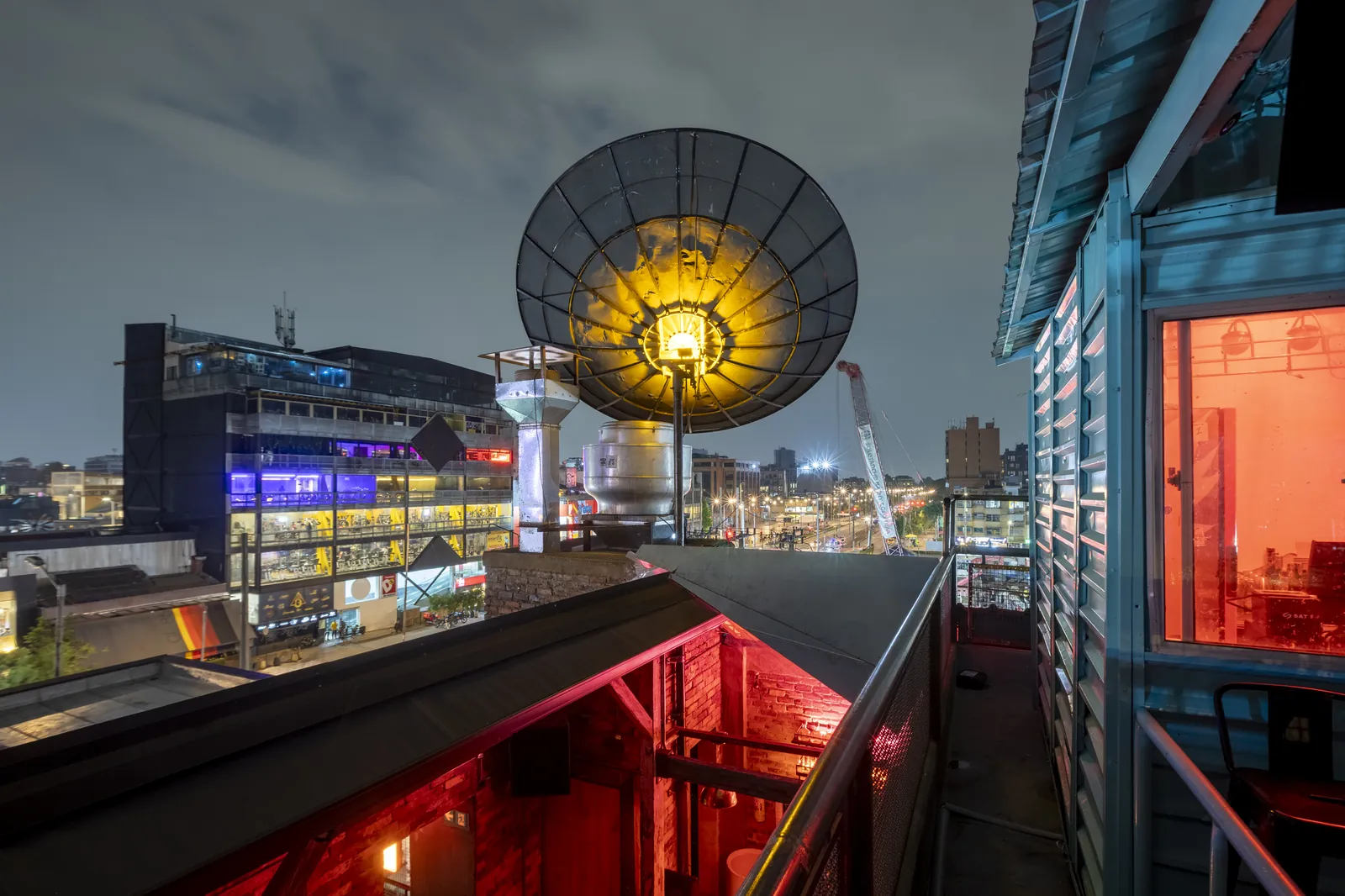 Radio Shack: la antena parabólica iluminada al atardecer con el skyline de Bogotá